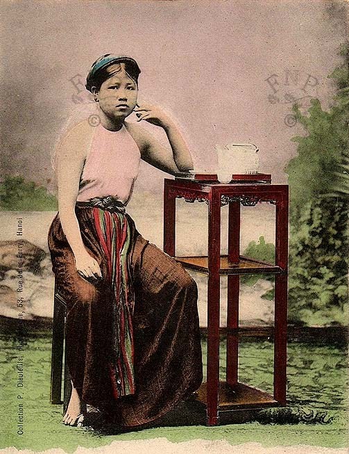 Một cô gái trẻ ở Đáp Cầu (có thể là thuộc tỉnh Bắc Ninh ngày nay) bên một bàn trà.